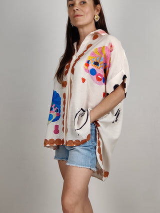 Modella indossa Camicia Over Take Me Away..