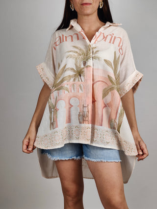 Modella indossa Camicia Over Palm Spring