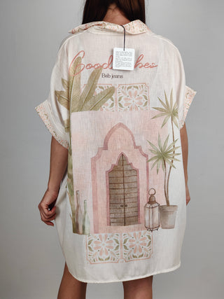 Modella indossa Camicia Over Palm Spring