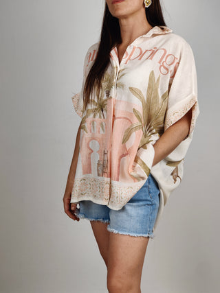 Modella indossa Camicia Over Palm Spring