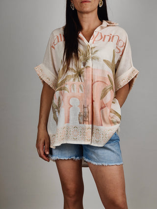 Modella indossa Camicia Over Palm Spring