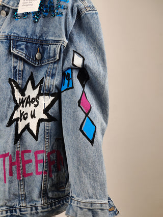 Giubbino over in denim con applicazioni
