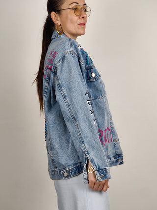 Giubbino over in denim con applicazioni