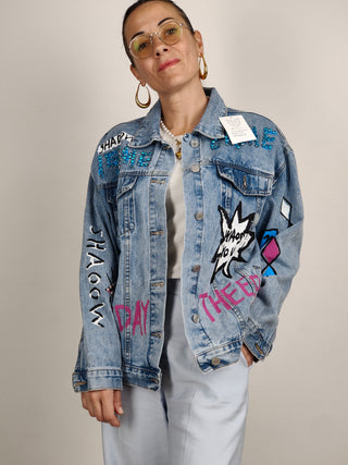 Giubbino over in denim con applicazioni