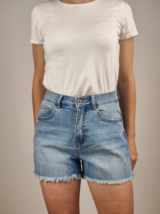 Modella indossa Short in Denim Elasticizzato