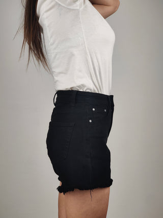 Modella indossa Short in Denim Elasticizzato