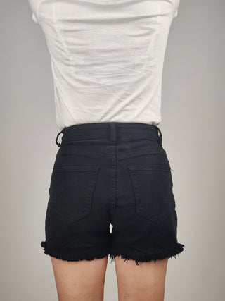 Modella indossa Short in Denim Elasticizzato