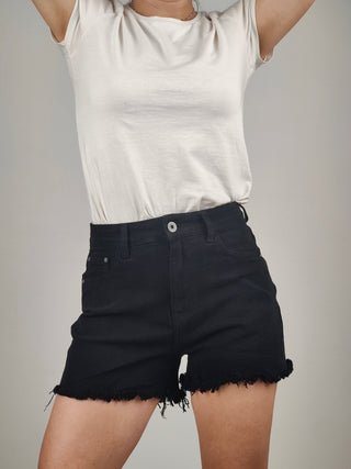 Modella indossa Short in Denim Elasticizzato