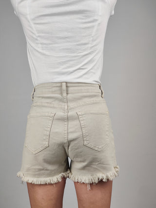 Modella indossa Short in Denim Elasticizzato