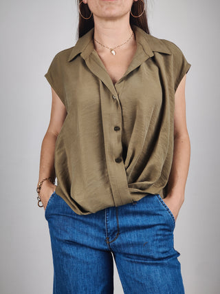 Modella indossa Camicia Senza Maniche con Nodo Frontale