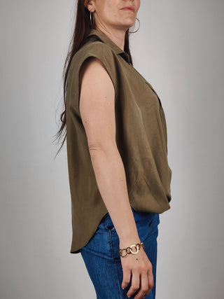 Modella indossa Camicia Senza Maniche con Nodo Frontale