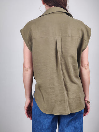 Modella indossa Camicia Senza Maniche con Nodo Frontale