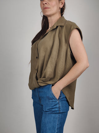 Modella indossa Camicia Senza Maniche con Nodo Frontale