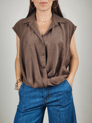 Modella indossa Camicia Senza Maniche con Nodo Frontale