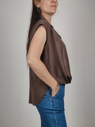 Modella indossa Camicia Senza Maniche con Nodo Frontale