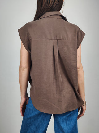 Modella indossa Camicia Senza Maniche con Nodo Frontale