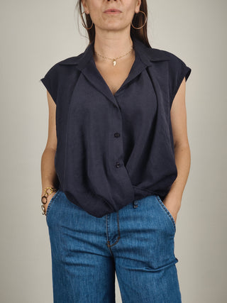 Modella indossa Camicia Senza Maniche con Nodo Frontale