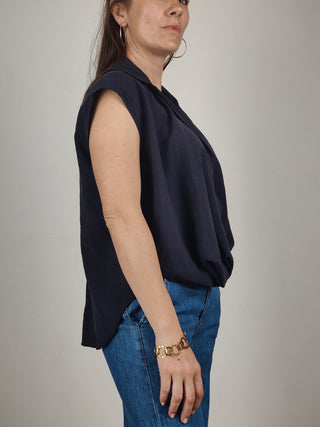 Modella indossa Camicia Senza Maniche con Nodo Frontale