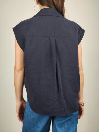 Modella indossa Camicia Senza Maniche con Nodo Frontale