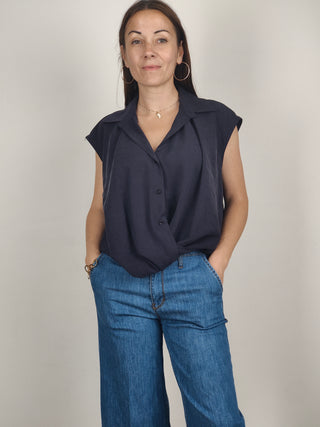 Modella indossa Camicia Senza Maniche con Nodo Frontale