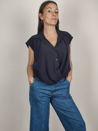 Modella indossa Camicia Senza Maniche con Nodo Frontale