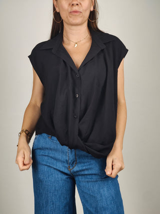 Modella indossa Camicia Senza Maniche con Nodo Frontale