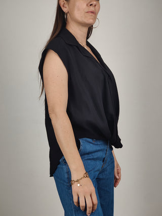 Modella indossa Camicia Senza Maniche con Nodo Frontale