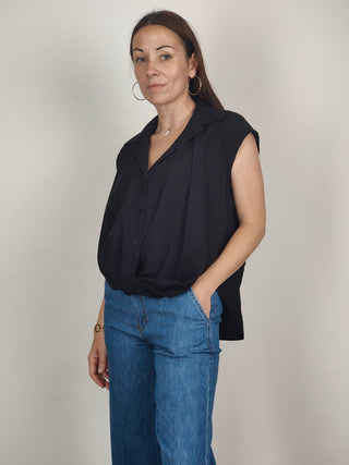 Modella indossa Camicia Senza Maniche con Nodo Frontale