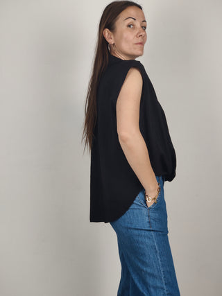 Modella indossa Camicia Senza Maniche con Nodo Frontale
