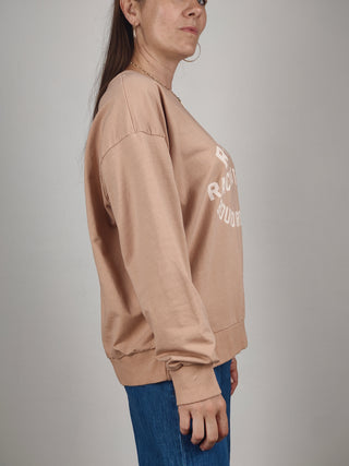 Modella indossa Felpa Over Easy Mood