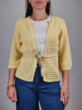 Modella indossa Cardigan Traforato con Cintura