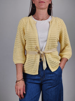 Modella indossa Cardigan Traforato con Cintura