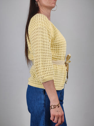 Modella indossa Cardigan Traforato con Cintura