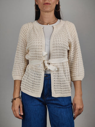 Modella indossa Cardigan Traforato con Cintura