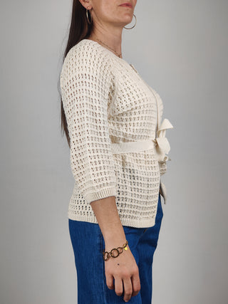 Modella indossa Cardigan Traforato con Cintura