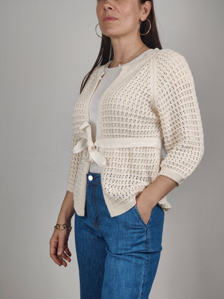 Modella indossa Cardigan Traforato con Cintura