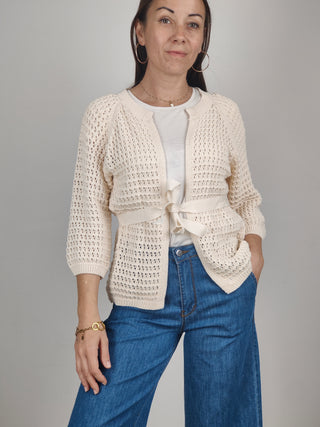 Modella indossa Cardigan Traforato con Cintura