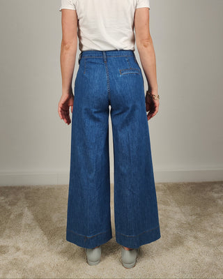 Modella indossa Jeans Palazzo Corto Elasticizzato 