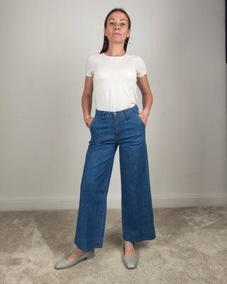 Modella indossa Jeans Palazzo Corto Elasticizzato 