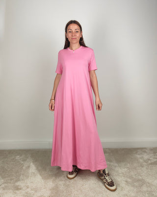 Modella indossa Abito T-shirt Lungo in Cotone