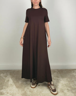Modella indossa Abito T-shirt Lungo in Cotone
