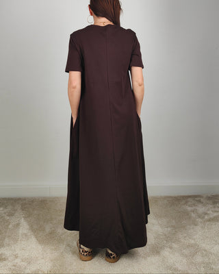 Modella indossa Abito T-shirt Lungo in Cotone