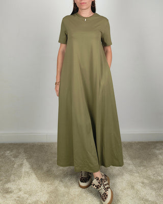 Modella indossa Abito T-shirt Lungo in Cotone