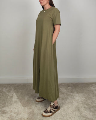 Modella indossa Abito T-shirt Lungo in Cotone