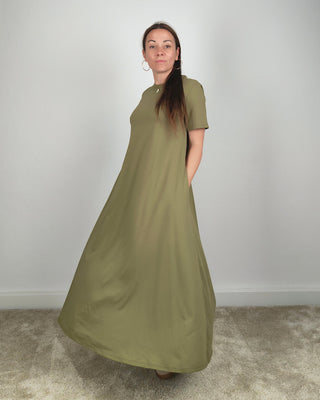 Modella indossa Abito T-shirt Lungo in Cotone