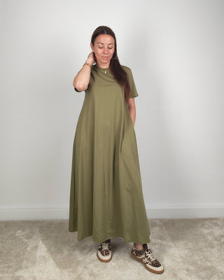 Modella indossa Abito T-shirt Lungo in Cotone