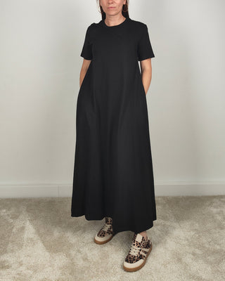 Modella indossa Abito T-shirt Lungo in Cotone