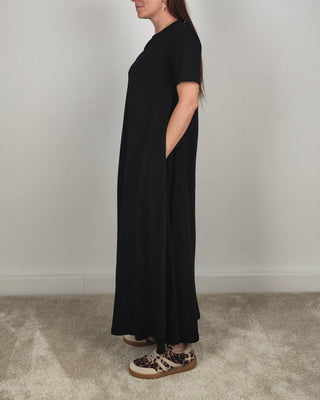 Modella indossa Abito T-shirt Lungo in Cotone