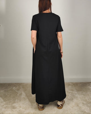 Modella indossa Abito T-shirt Lungo in Cotone