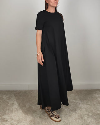 Modella indossa Abito T-shirt Lungo in Cotone